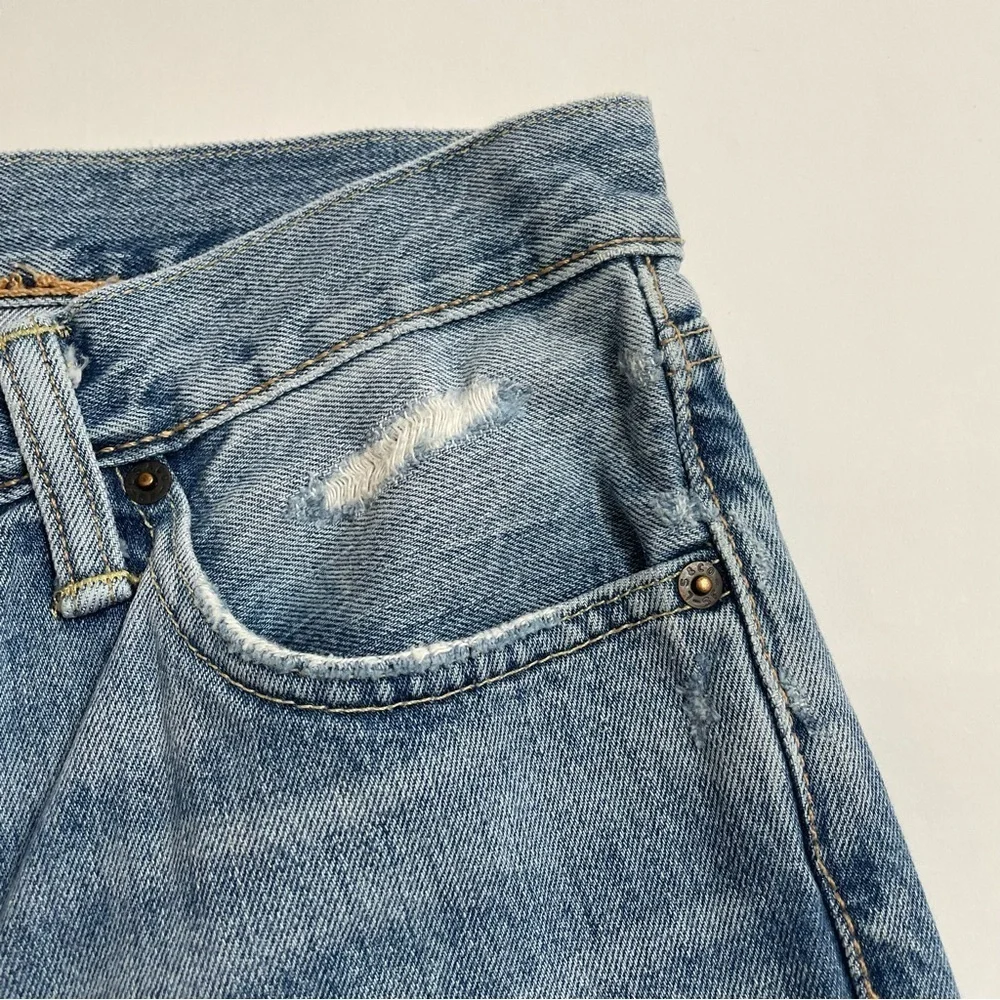 LEVI’S 511 distressed jeans